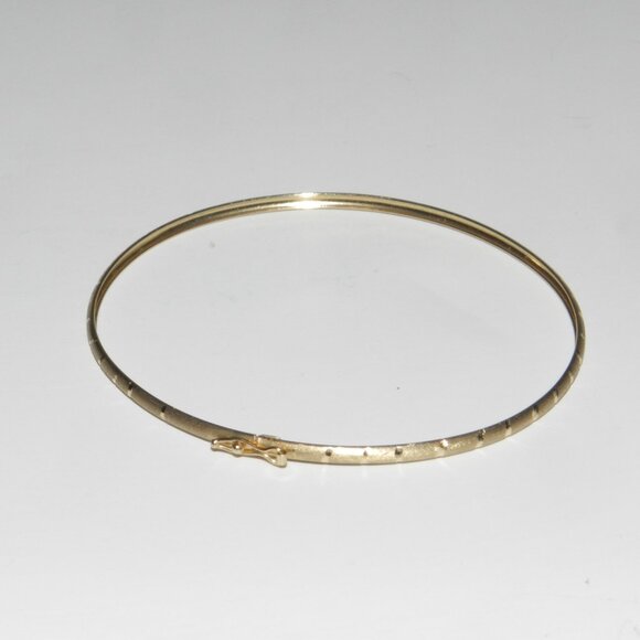 Bracelet 10K Yellow Gold Bangle with Hinged Safety Clasp - Picture 2 of 11